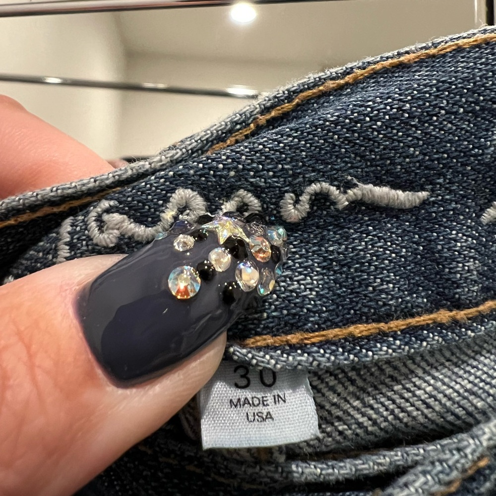 RVCA + ERIN WASSON COLLAB DENIM SHORTS W/ METAL CHAIN SIZE: 30 COLOR: MED BLUE - Picture 4 of 5